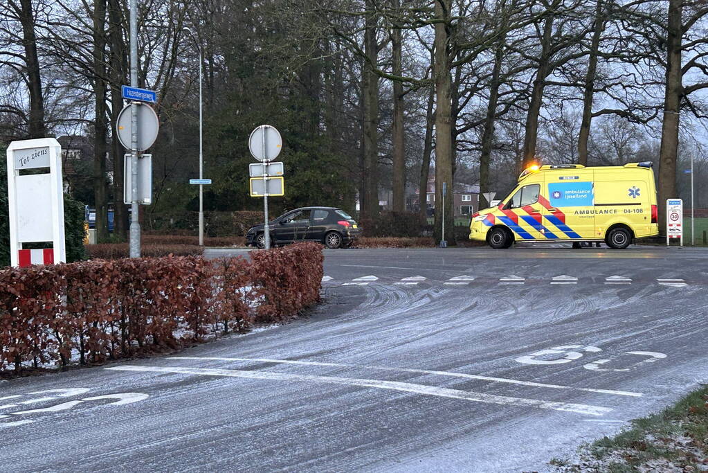 Automobilist klapt op middengeleider