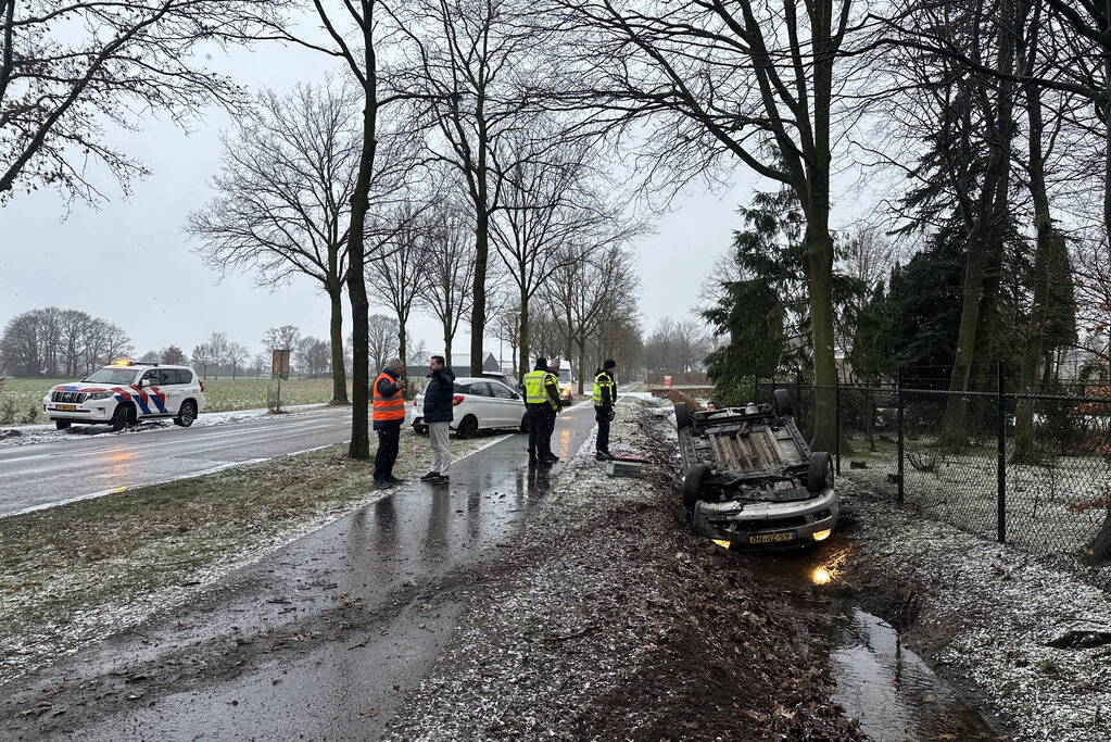 Automobilist op de kop in sloot door gladheid