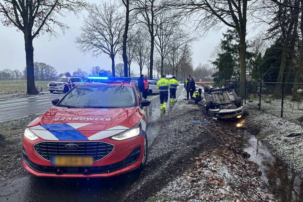 Automobilist op de kop in sloot door gladheid