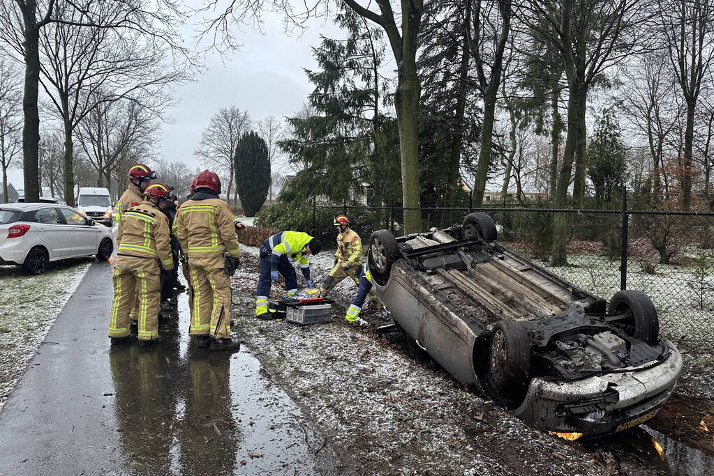 Automobilist op de kop in sloot door gladheid