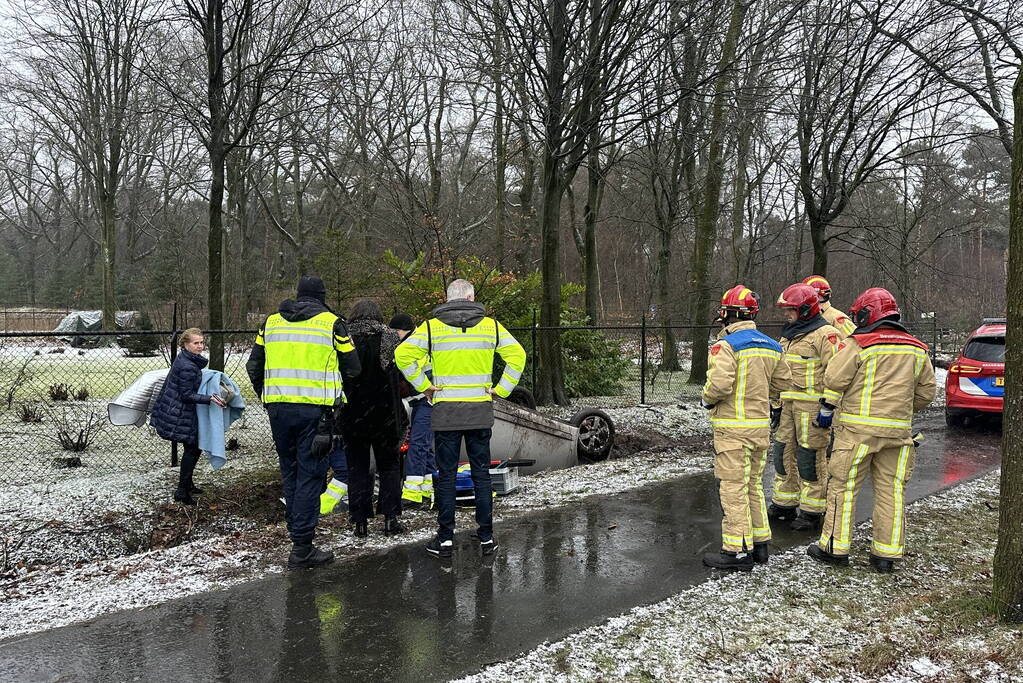 Automobilist op de kop in sloot door gladheid