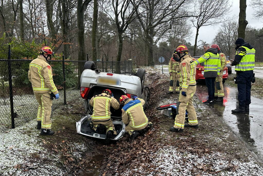 Automobilist op de kop in sloot door gladheid