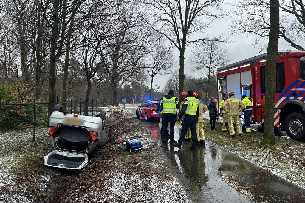 Automobilist op de kop in sloot door gladheid