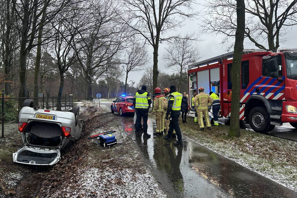 Automobilist op de kop in sloot door gladheid