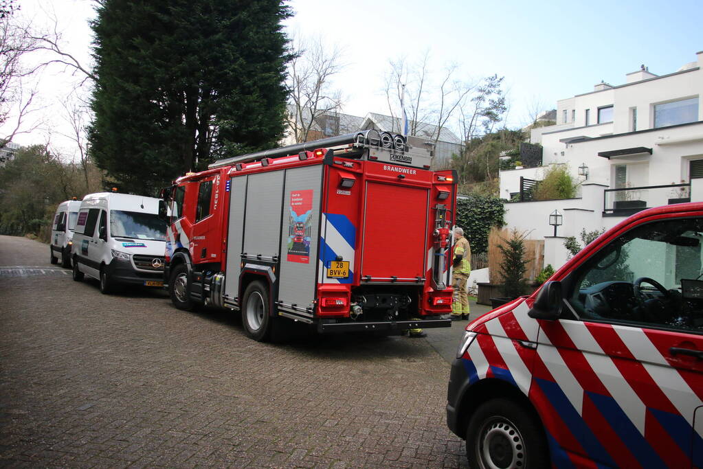 Brandweer doet onderzoekt naar gaslucht in woning