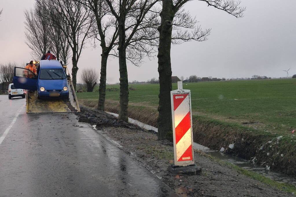 Automobilist klapt op boom en belandt in sloot