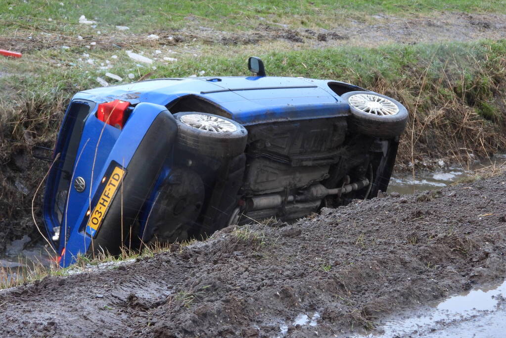 Automobilist klapt op boom en belandt in sloot