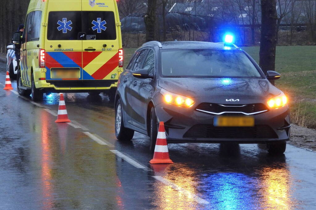 Automobilist klapt op boom en belandt in sloot