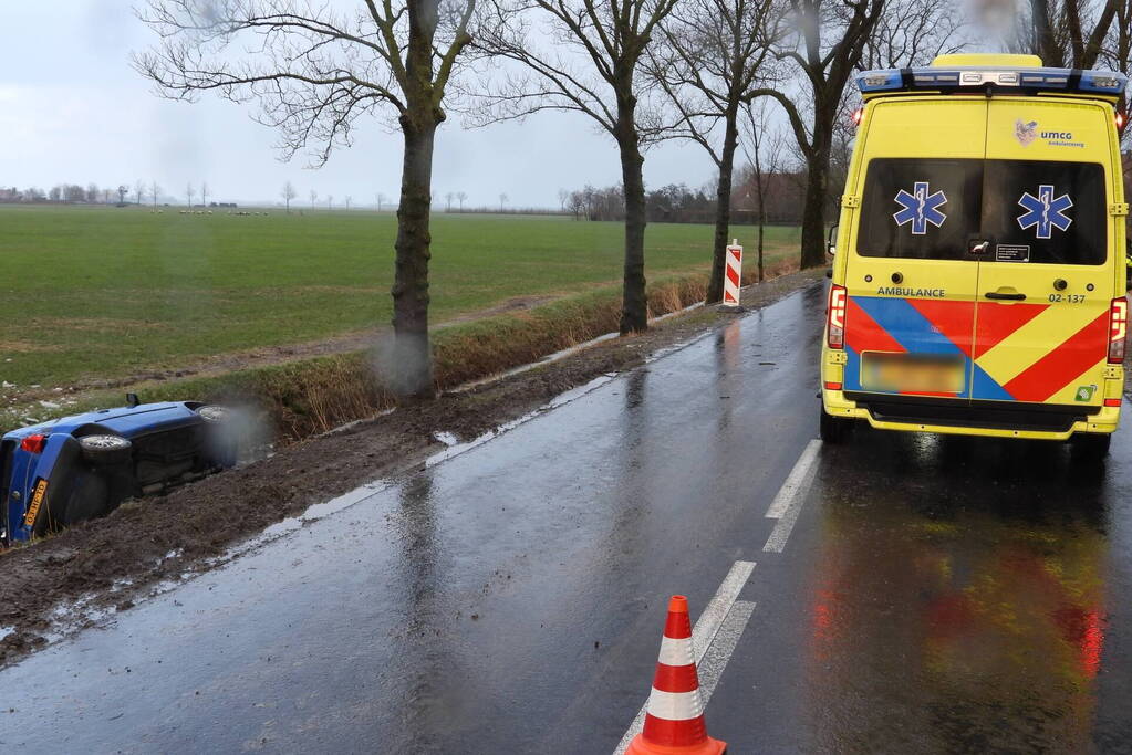 Automobilist klapt op boom en belandt in sloot