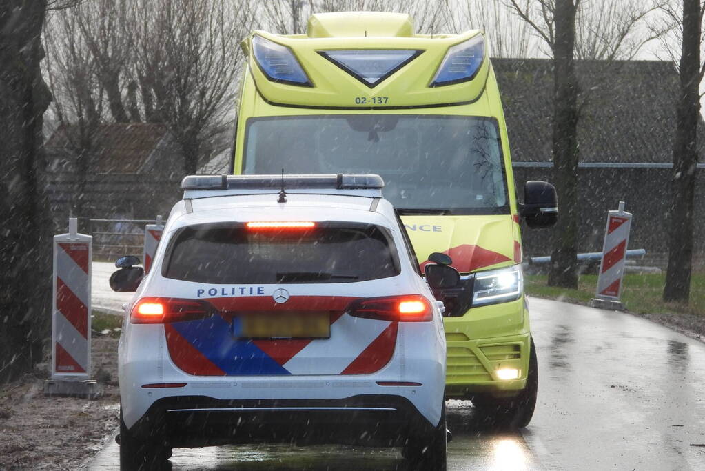 Automobilist klapt op boom en belandt in sloot