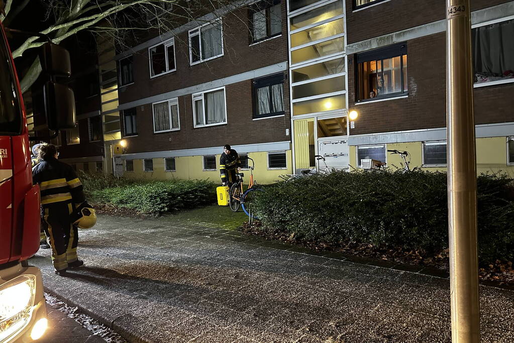 Brandweer wekt bewoner nadat brandalarm af gaat