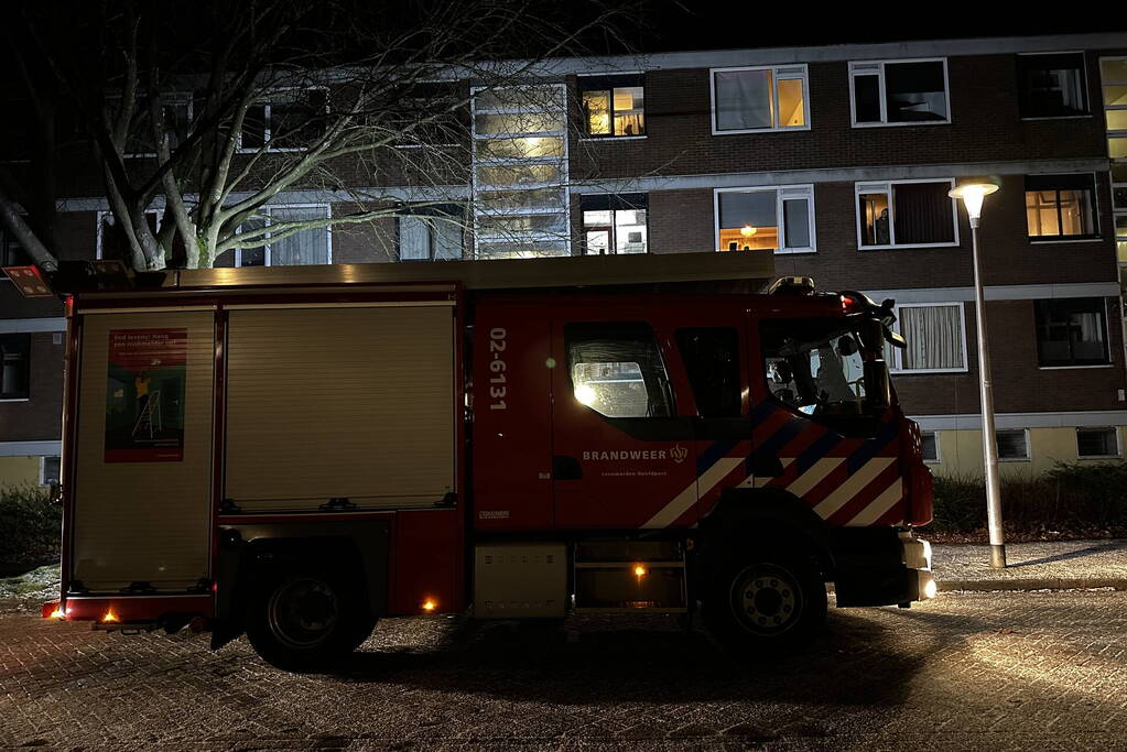 Brandweer wekt bewoner nadat brandalarm af gaat