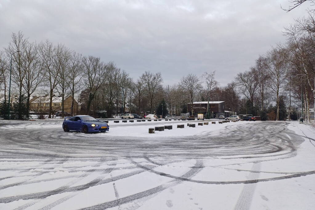 Sportieve rijders hebben veel lol in de sneeuw