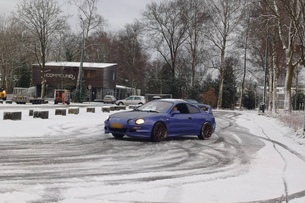 Sportieve rijders hebben veel lol in de sneeuw