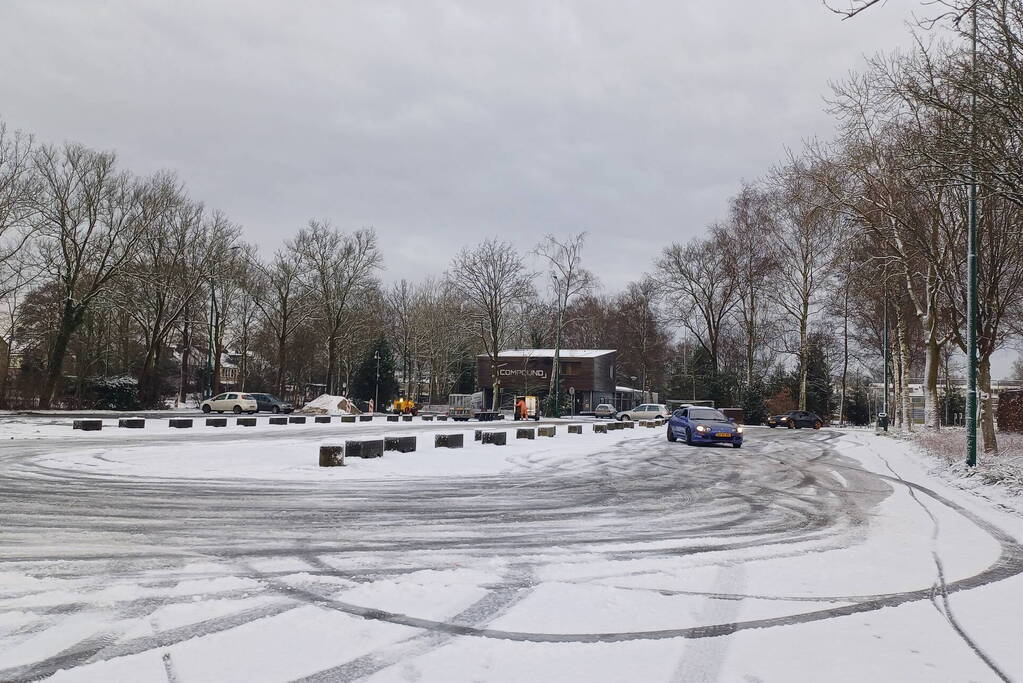 Sportieve rijders hebben veel lol in de sneeuw