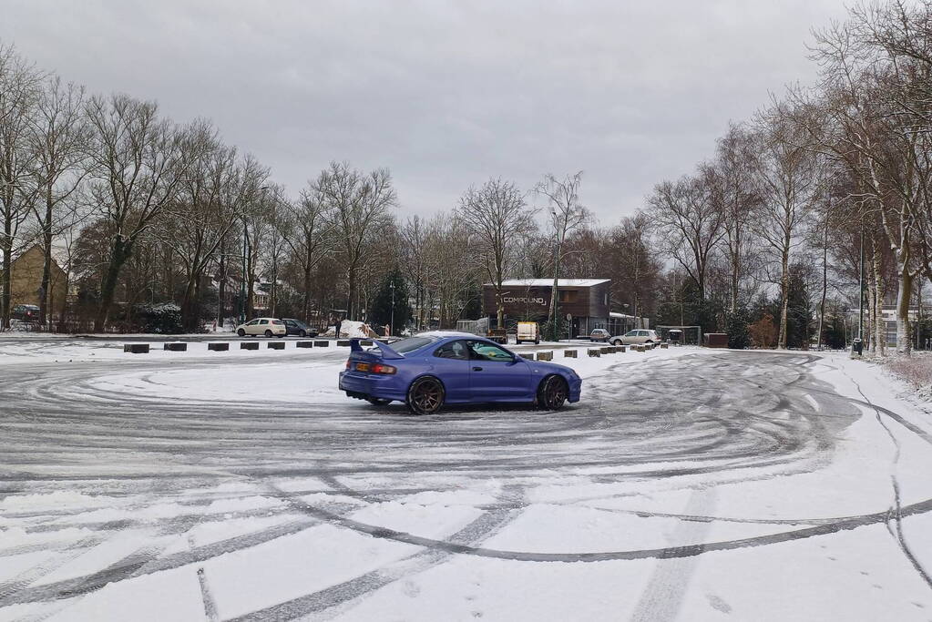 Sportieve rijders hebben veel lol in de sneeuw