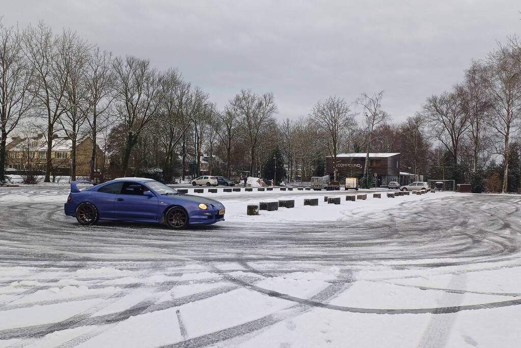 Sportieve rijders hebben veel lol in de sneeuw