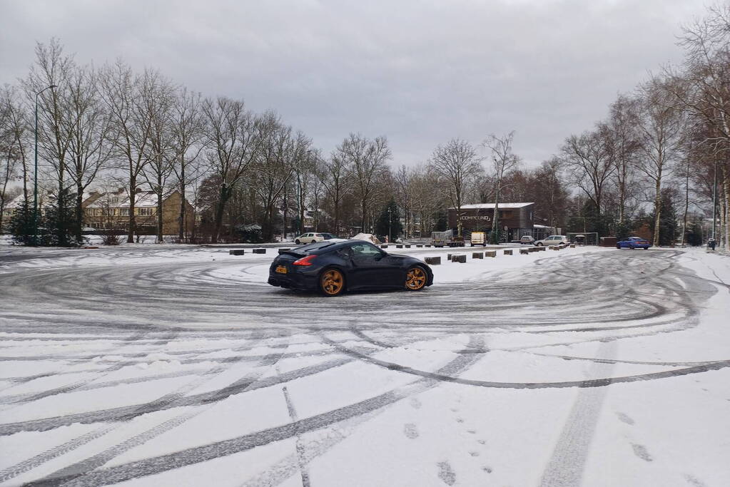 Sportieve rijders hebben veel lol in de sneeuw