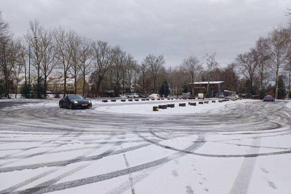 Sportieve rijders hebben veel lol in de sneeuw