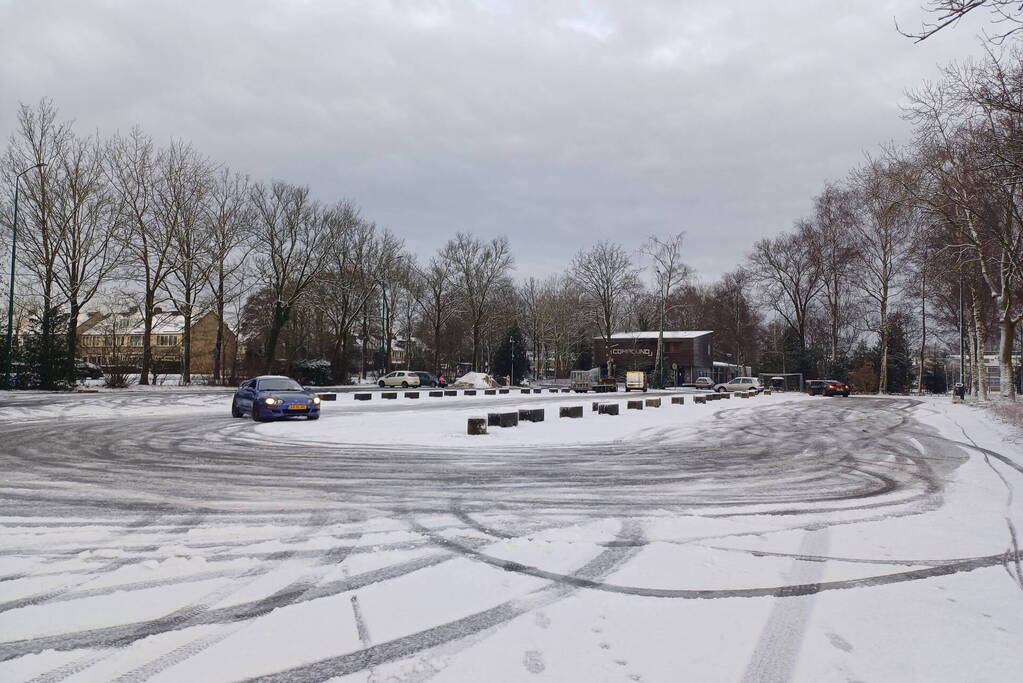 Sportieve rijders hebben veel lol in de sneeuw