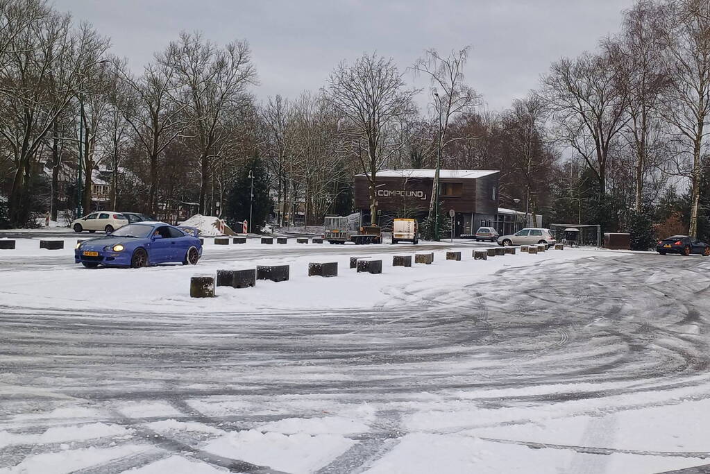 Sportieve rijders hebben veel lol in de sneeuw