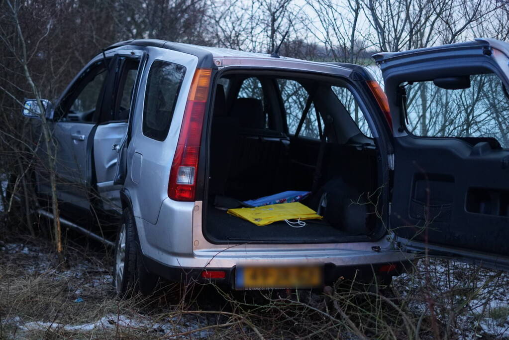 Automobilist belandt door gladheid tegen boom