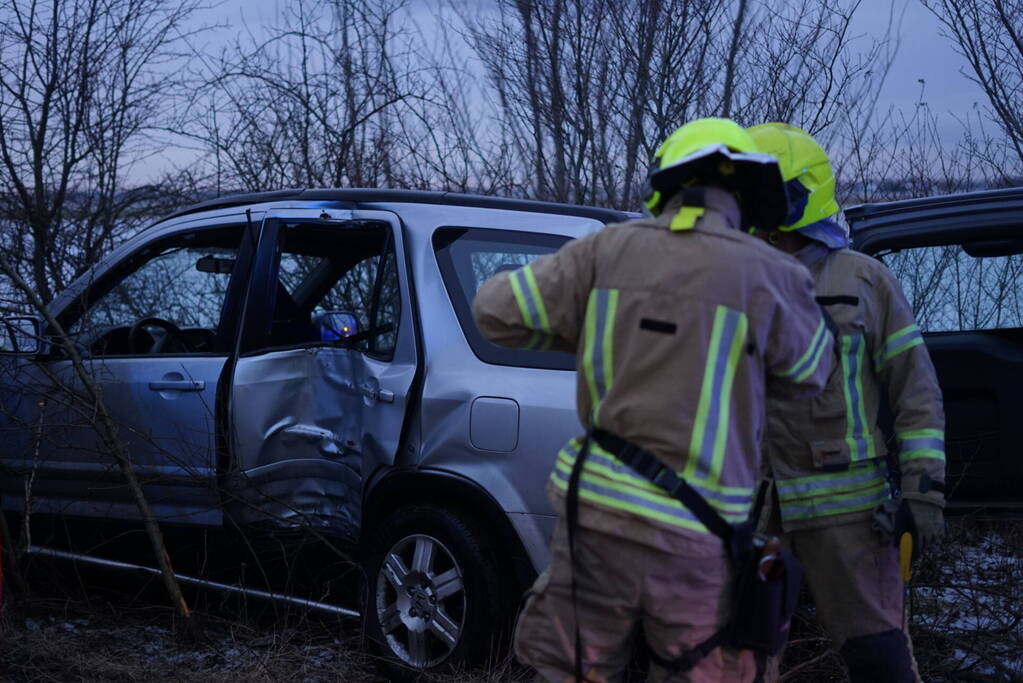 Automobilist belandt door gladheid tegen boom