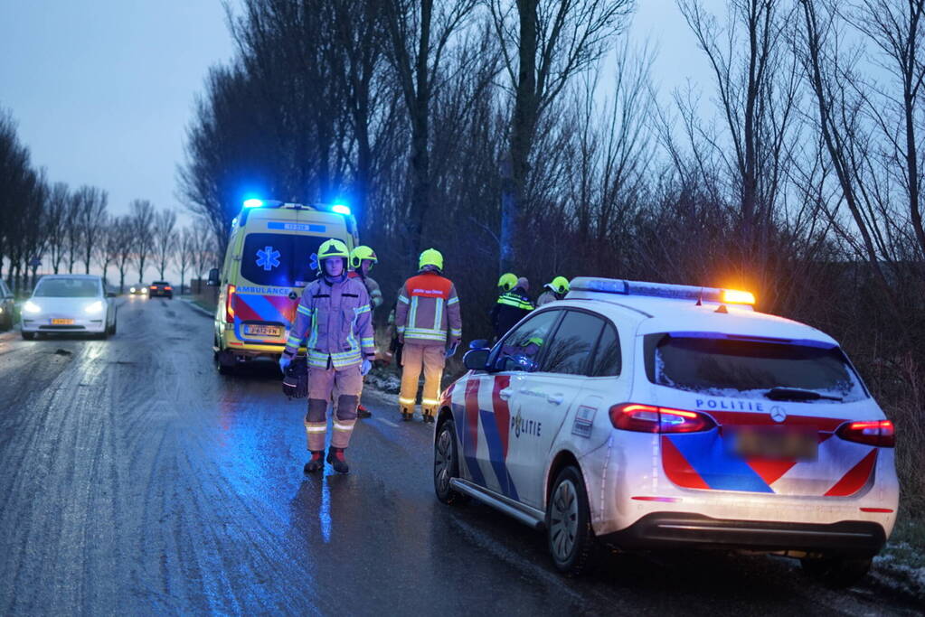 Automobilist belandt door gladheid tegen boom