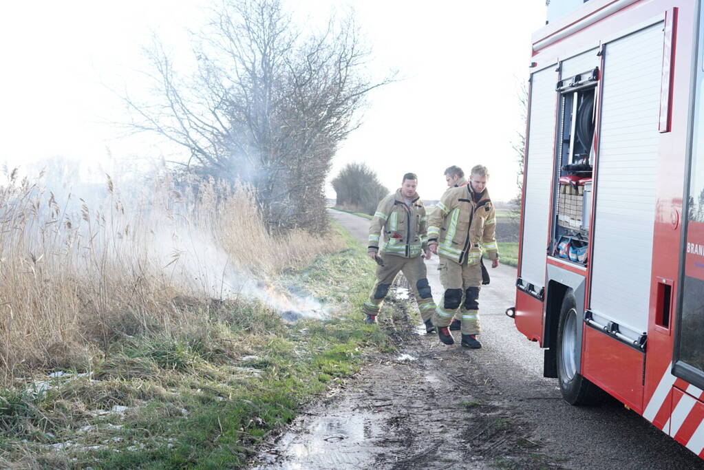 Brandweer blust brand in berm