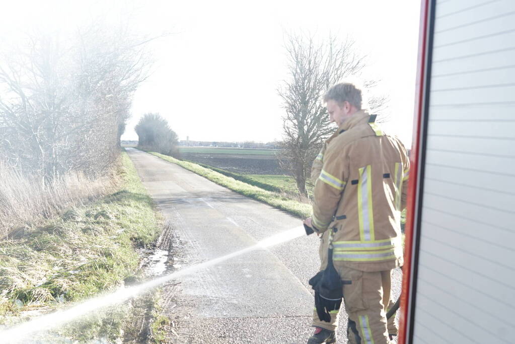 Brandweer blust brand in berm