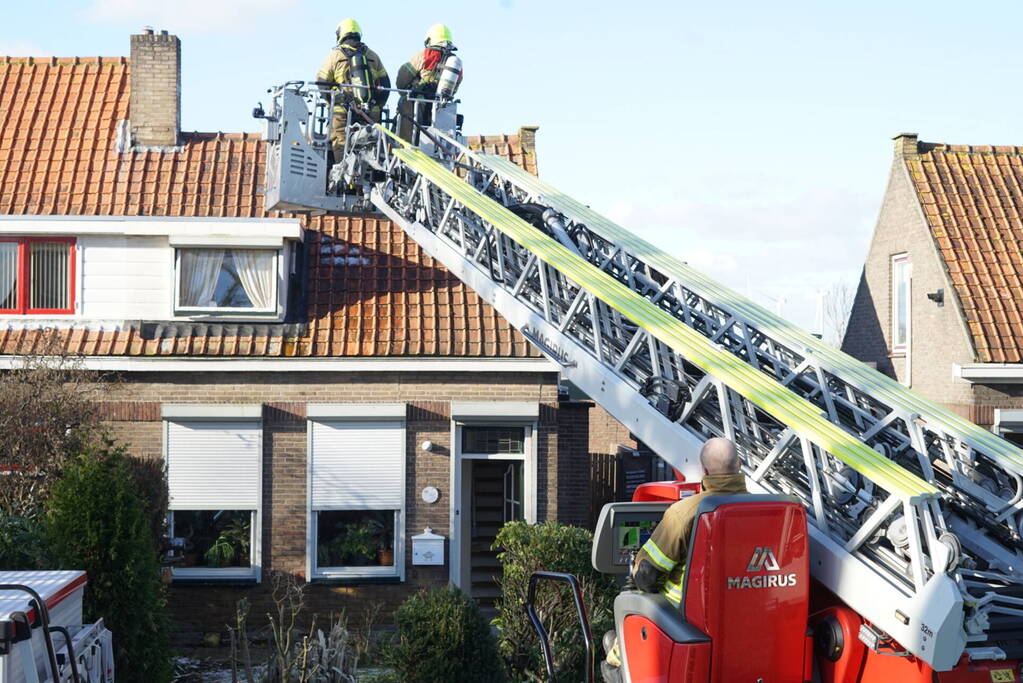 Veel rook door schoorsteenbrand