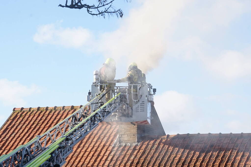 Veel rook door schoorsteenbrand