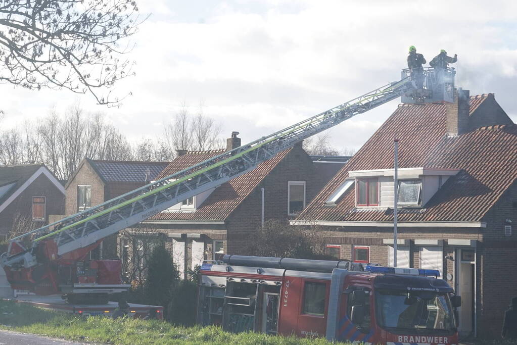 Veel rook door schoorsteenbrand