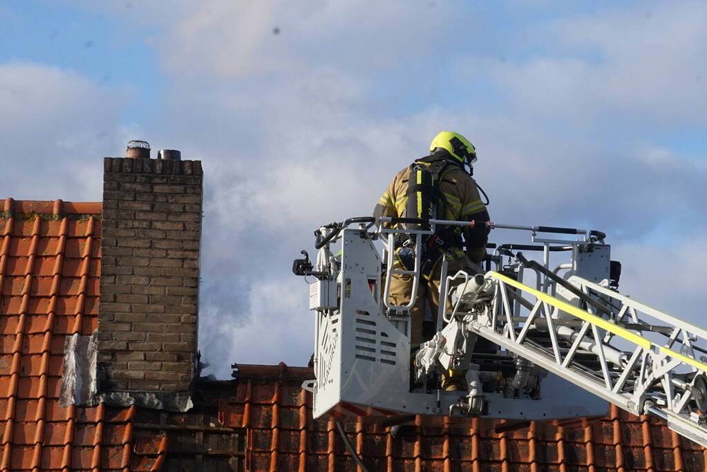 Veel rook door schoorsteenbrand