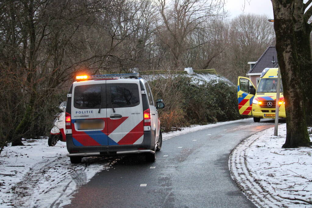 Scooterrijder gaat onderuit door gladheid