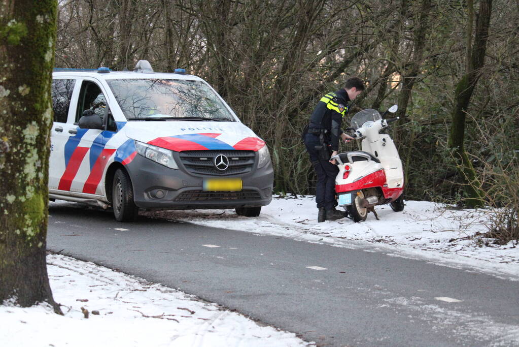 Scooterrijder gaat onderuit door gladheid