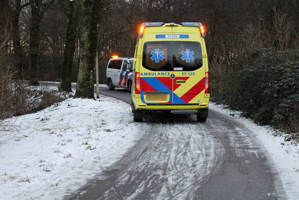 Scooterrijder gaat onderuit door gladheid