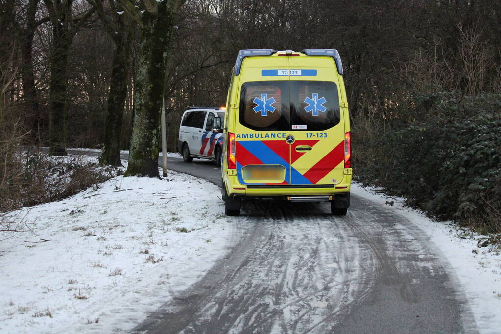 Scooterrijder gaat onderuit door gladheid