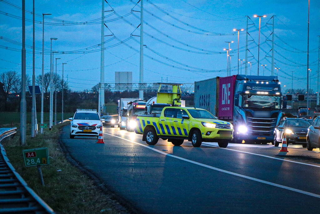 Bestelbus met aanhanger belandt op zijkant