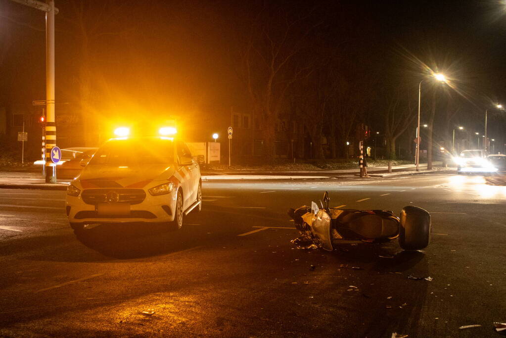 Gewonde en schade na botsing tussen auto en scooter