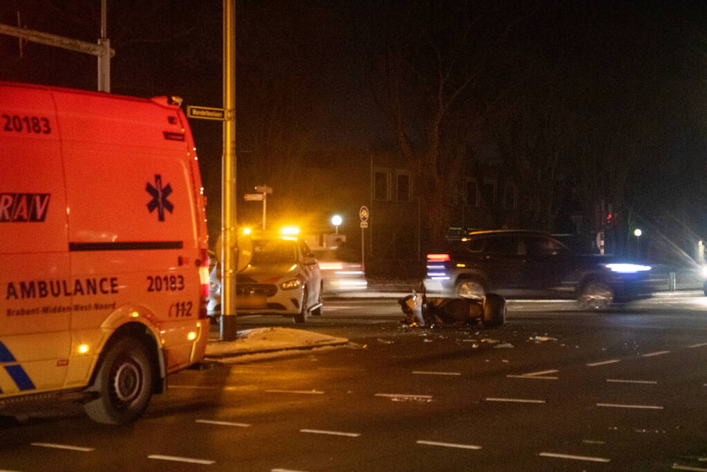 Gewonde en schade na botsing tussen auto en scooter