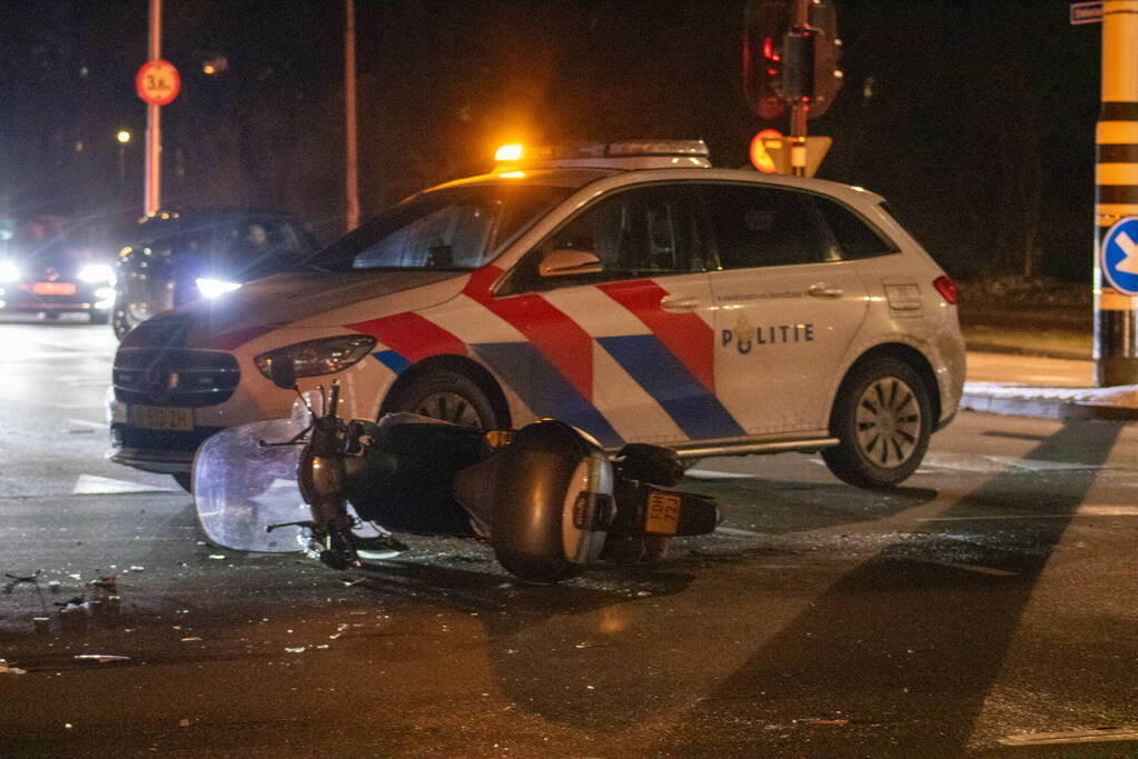 Gewonde en schade na botsing tussen auto en scooter