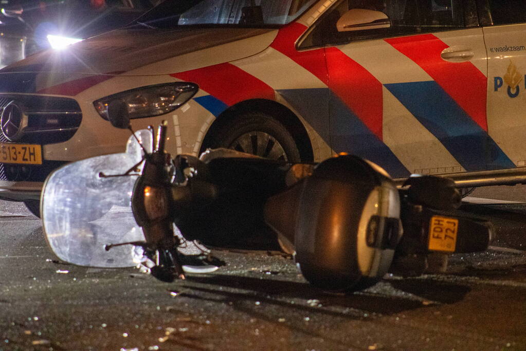 Gewonde en schade na botsing tussen auto en scooter