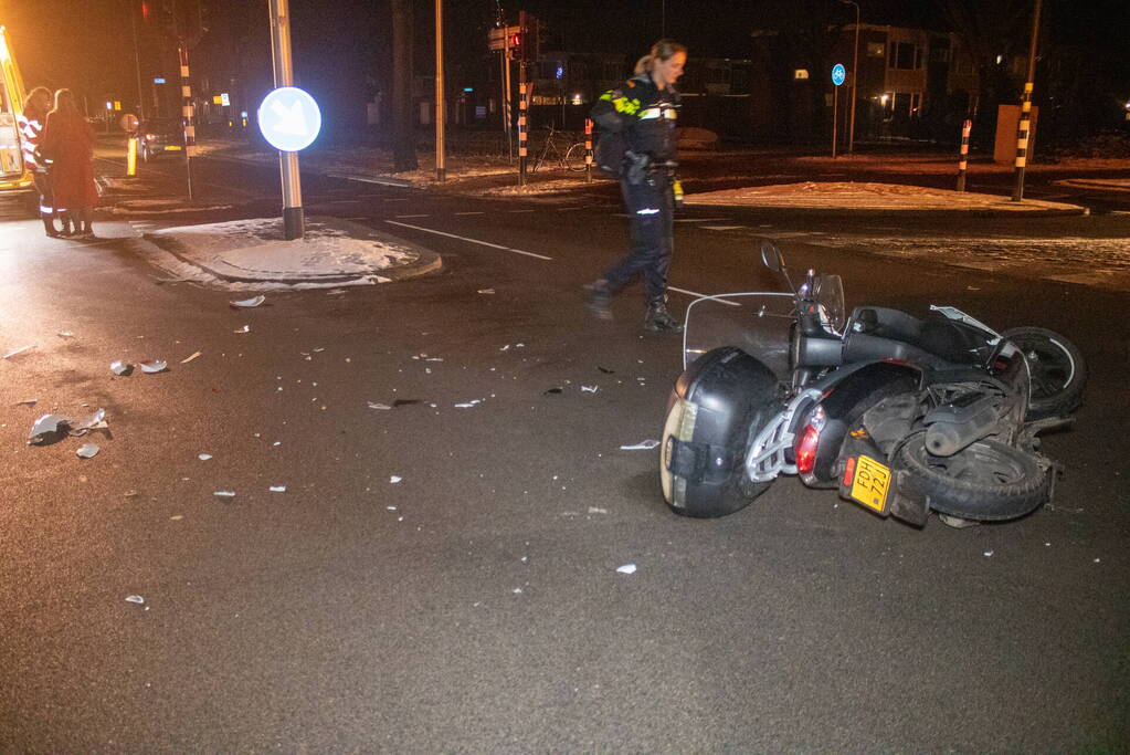 Gewonde en schade na botsing tussen auto en scooter