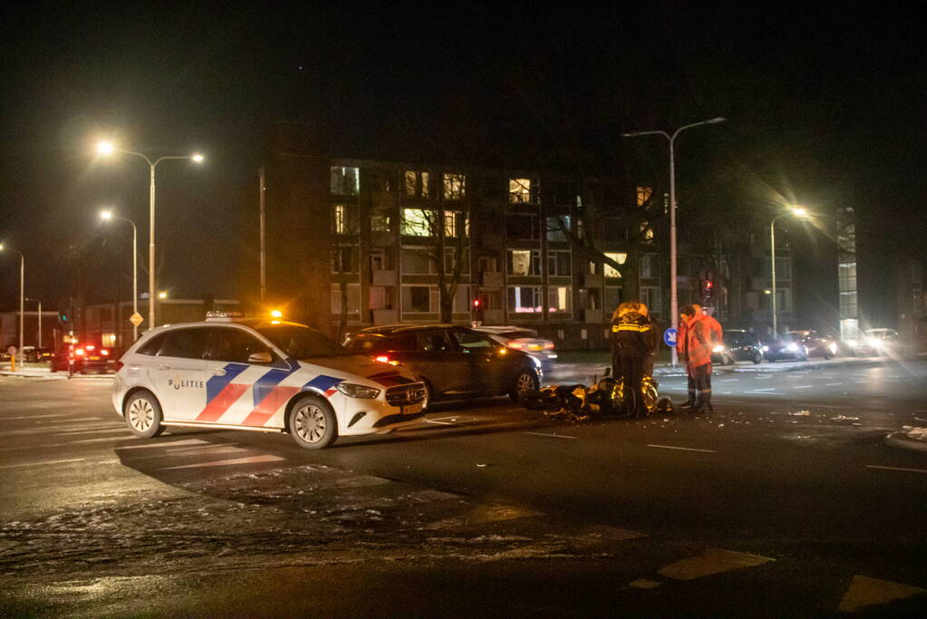 Gewonde en schade na botsing tussen auto en scooter