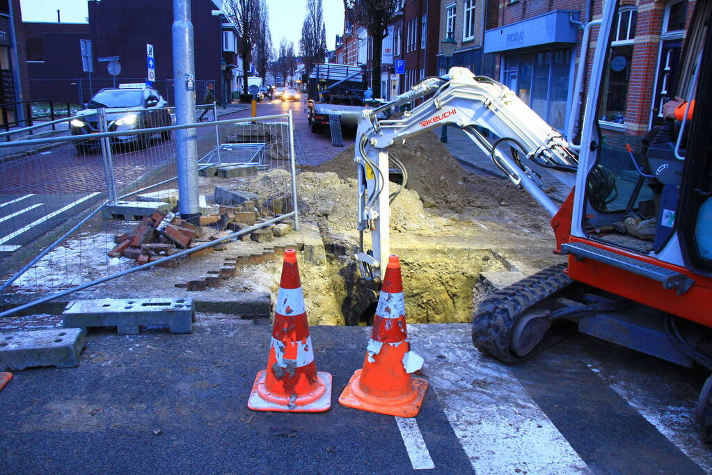 Sinkhole in de weg door kapotte riolering