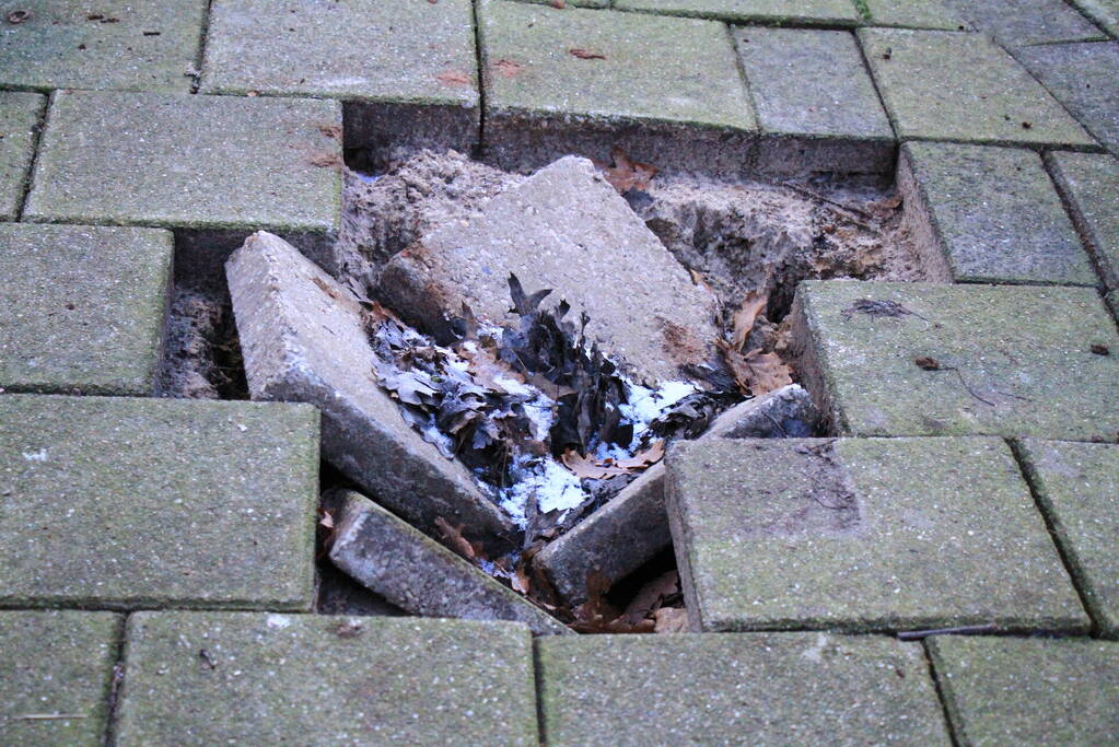 Sinkhole in de weg door kapotte riolering