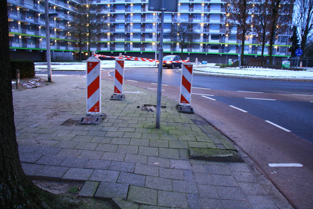 Sinkhole in de weg door kapotte riolering