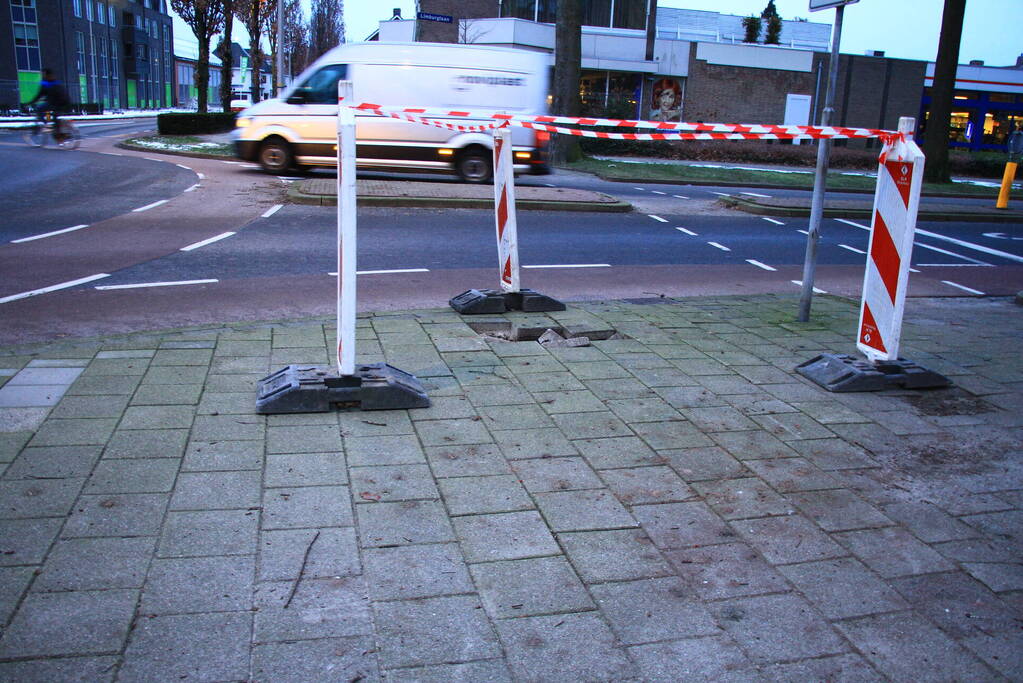 Sinkhole in de weg door kapotte riolering