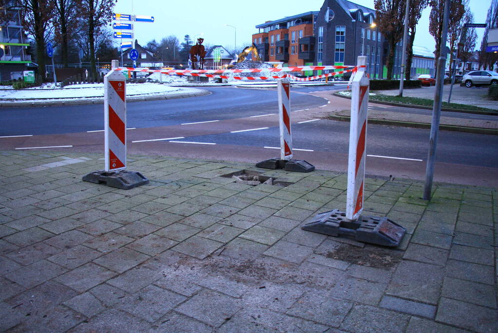 Sinkhole in de weg door kapotte riolering